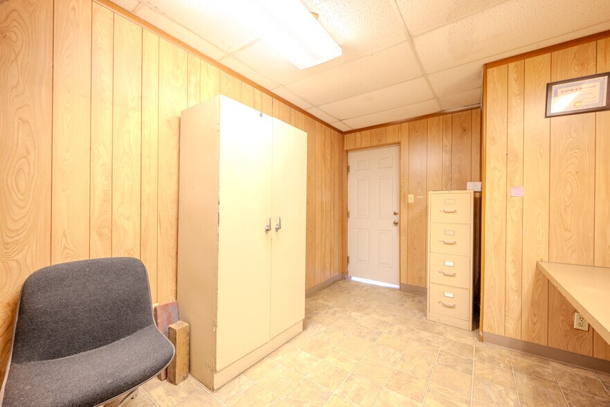 More Photos Of 619 E Jackson St, El Campo Warehouse For Lease