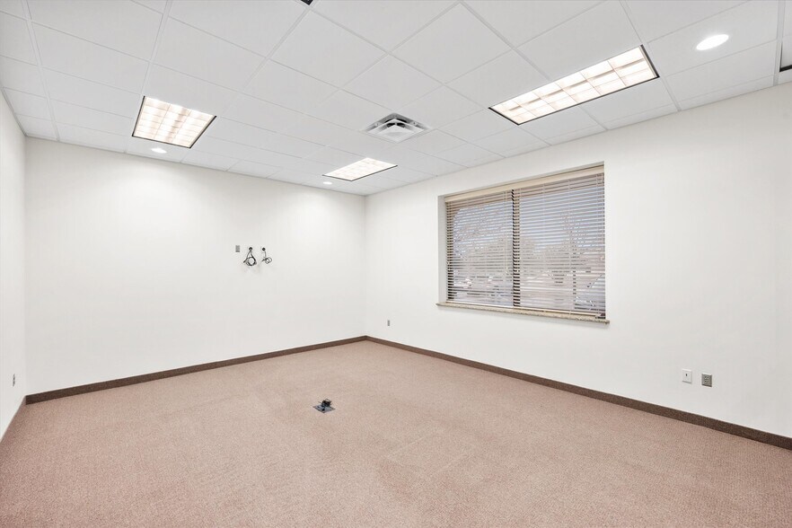 More Photos Of 820 Central Dr, Colleyville Office For Sale