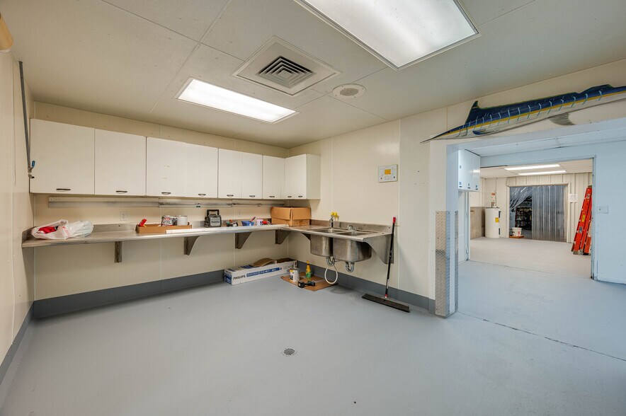 More Photos Of 174 NW 9th ave, Mulberry Distribution For Sale