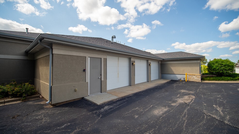 More Photos Of 3420 Lakeridge Pl NW, Rochester Office For Lease
