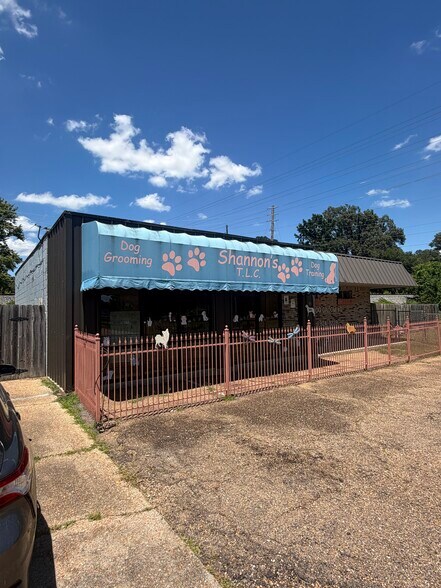 Primary Photo Of 325 Clinton Blvd, Clinton Veterinarian Kennel For Sale