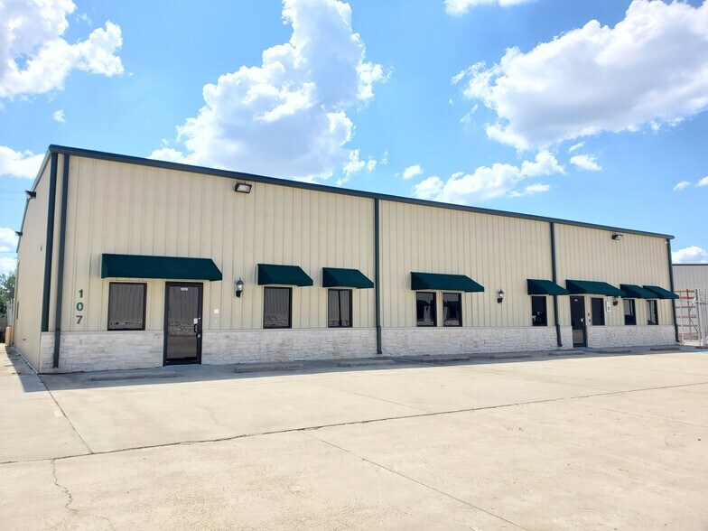 Primary Photo Of 2418 N Frazier St, Conroe Light Manufacturing For Lease