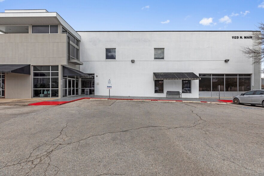 More Photos Of 1123 N Main Ave, San Antonio Medical For Sale