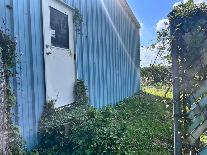 More Photos Of 2304 Kirkman St, Lake Charles Warehouse For Sale