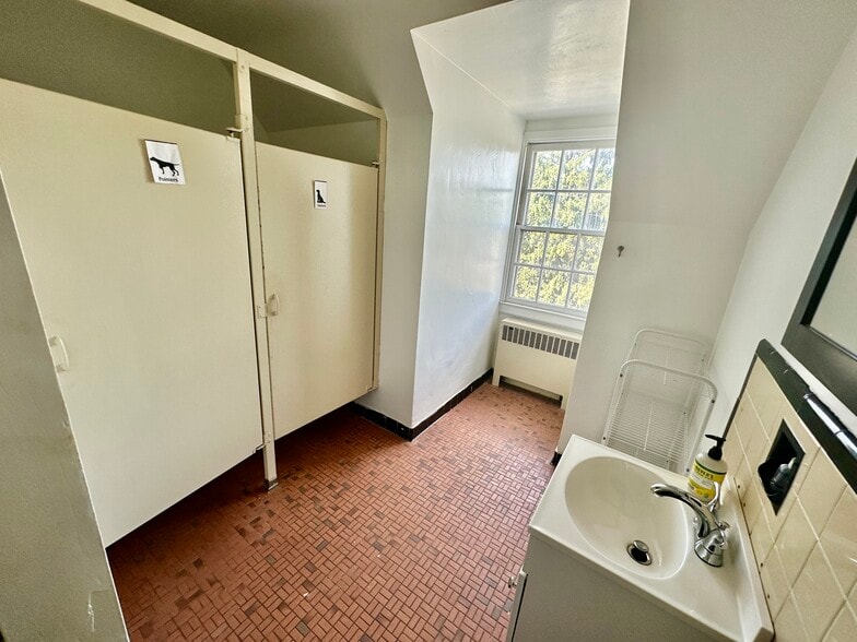 More Photos Of 600 Cooks Ln, Baltimore Religious Facility For Sale