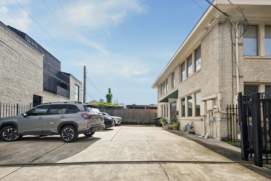 More Photos Of 1601 Westheimer Rd, Houston Office For Sale