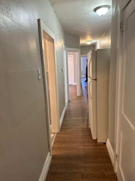 More Photos Of 1192 Yorkship Sq, Camden Storefront Retail Residential For Lease