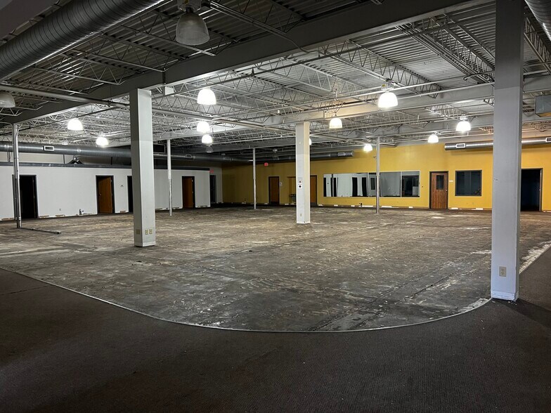 More Photos Of 1707-1709 N Walnut St, Hartford City Storefront For Lease