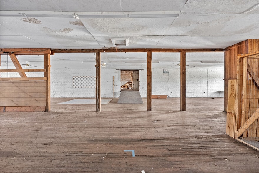 More Photos Of 1850 Church St, Appomattox Bar For Sale