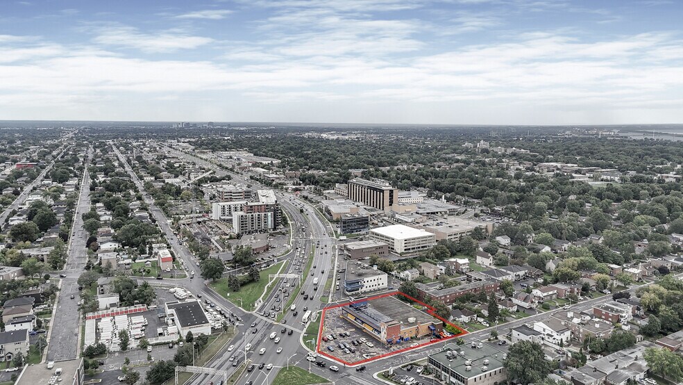 More Photos Of 2500 Blvd Taschereau, Lemoyne General Retail For Sale