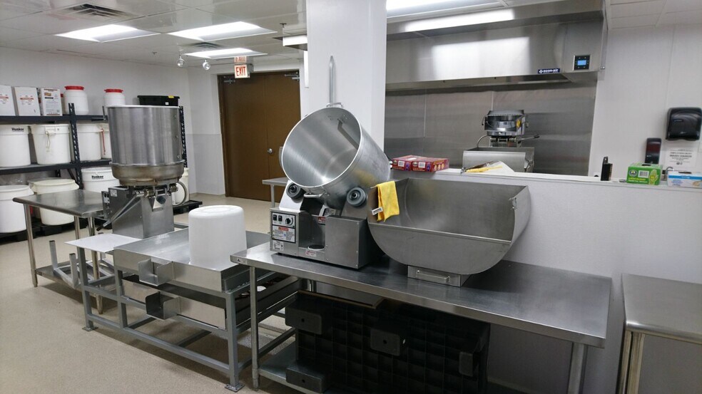 More Photos Of 2708-2714 S 9th Ave, Broadview Manufacturing For Sale