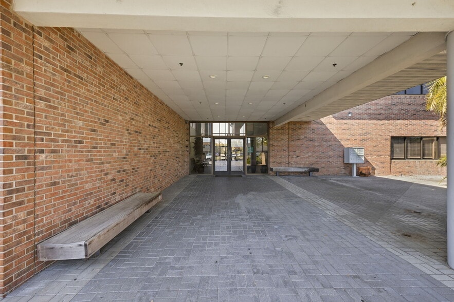 More Photos Of 7655 38th Ave N, Saint Petersburg Office For Sale