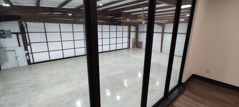 More Photos Of 165 Perimeter Road Rd, Longview Airplane Hangar For Sale