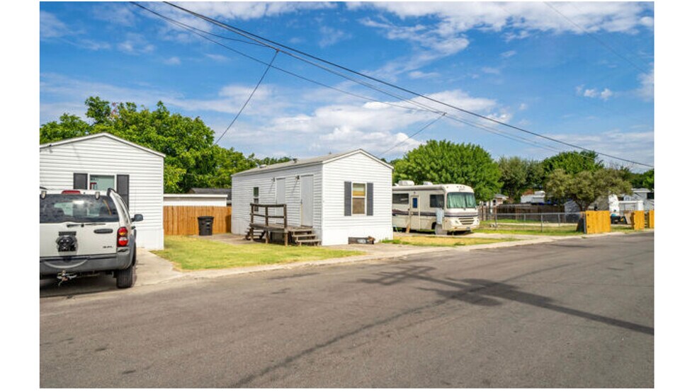 More Photos Of 5671 Randolph Blvd, San Antonio Freestanding For Sale