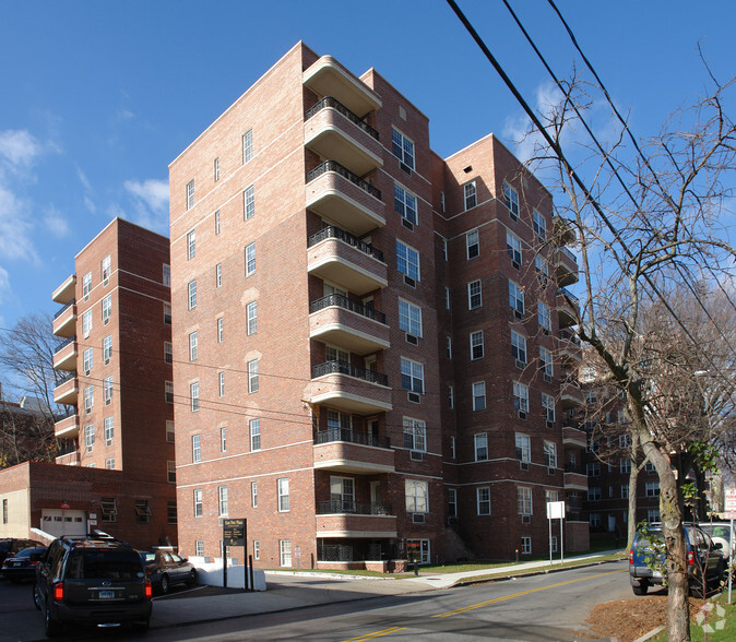 Primary Photo Of 20 Church St, Greenwich Apartments For Sale