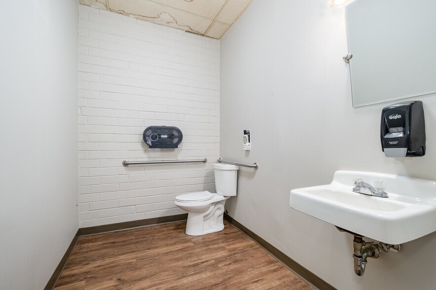 More Photos Of 3718 Old Battleground Rd, Greensboro Flex For Sale