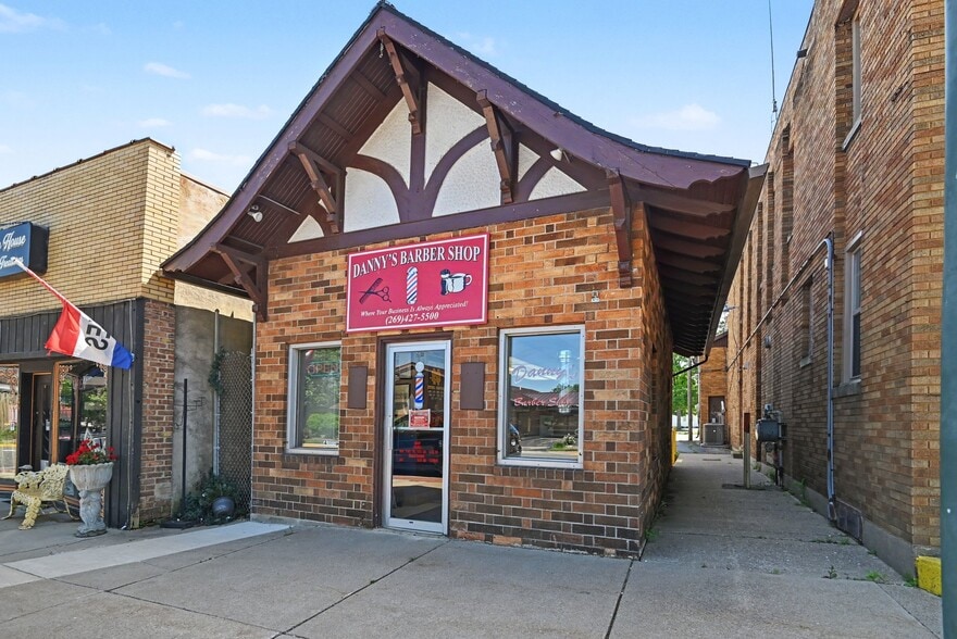 More Photos Of 253 W Monroe St, Bangor General Retail For Sale