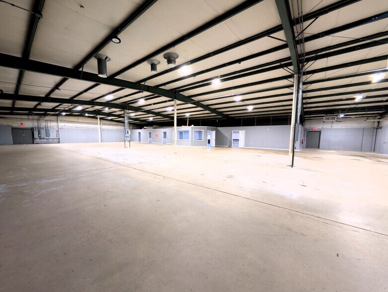 More Photos Of 608 E Booth Rd, Searcy Light Manufacturing For Sale