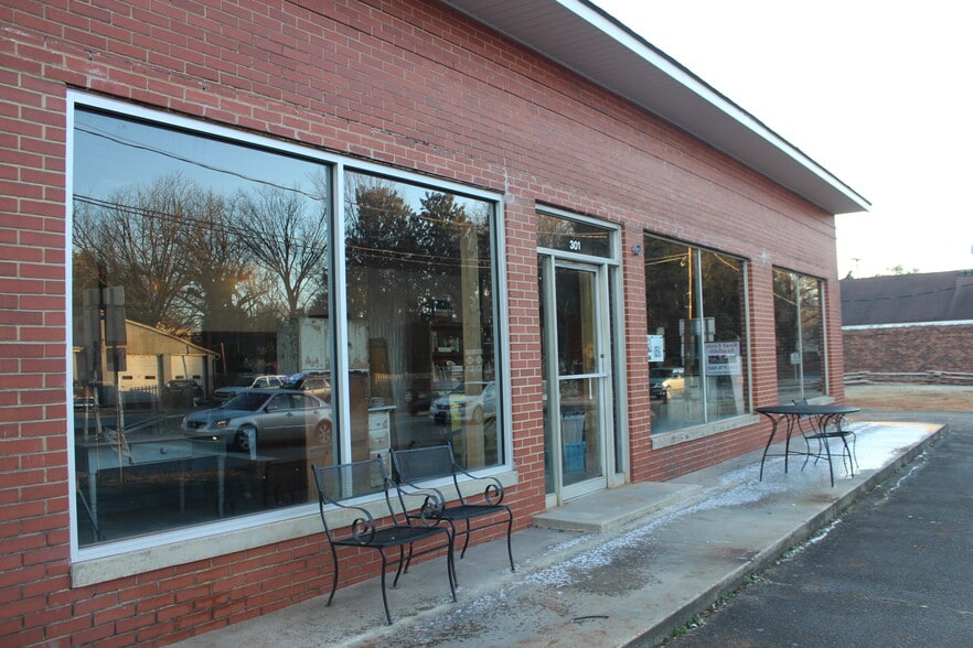 More Photos Of 301-303 W Main St, Gibsonville Freestanding For Lease