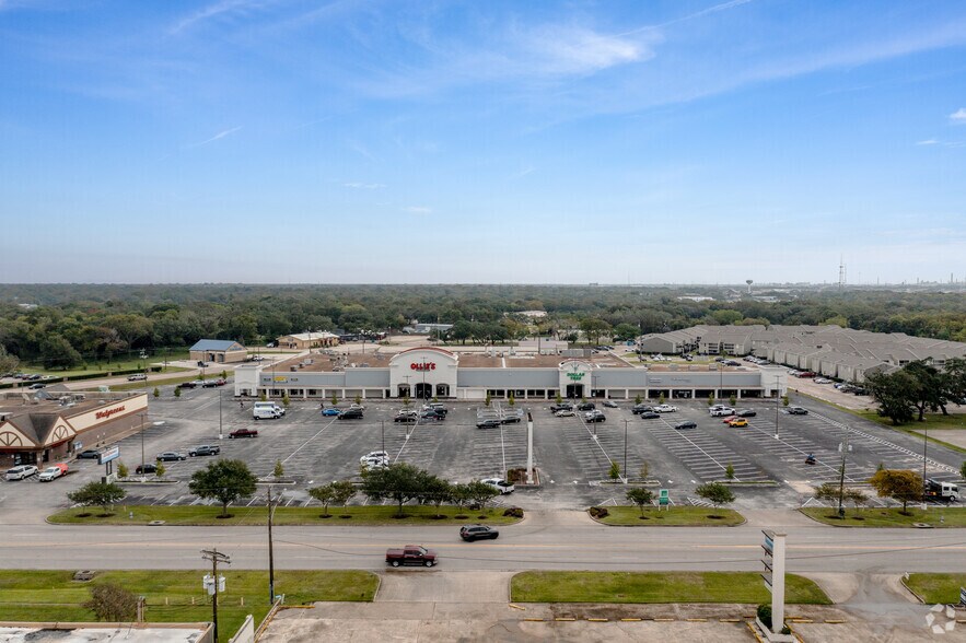 More Photos Of 1001 W Plantation Dr, Clute Unknown For Lease
