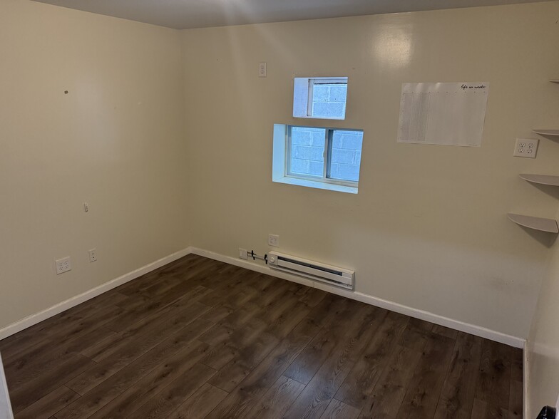 More Photos Of 11 Wheelock Ave, Inwood Warehouse For Lease