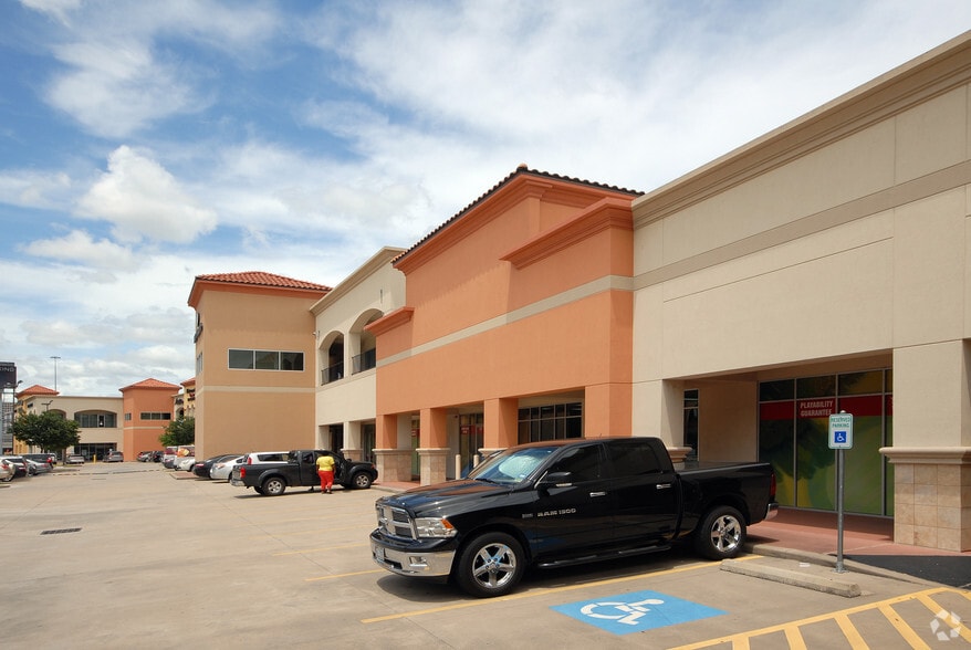 More Photos Of 3005-3115 W Loop 610, Houston Unknown For Lease
