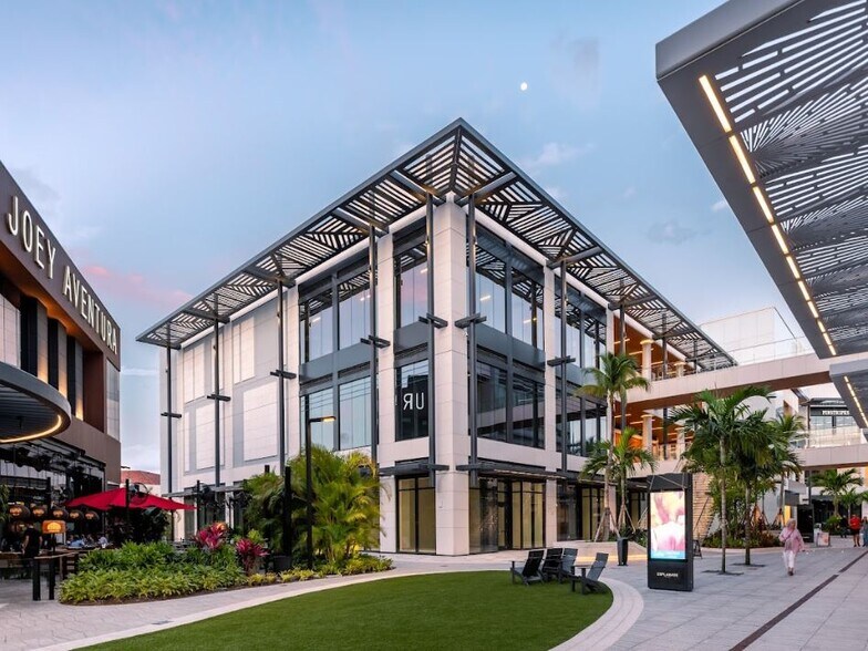 More Photos Of 19505 Biscayne Blvd, Miami General Retail For Lease