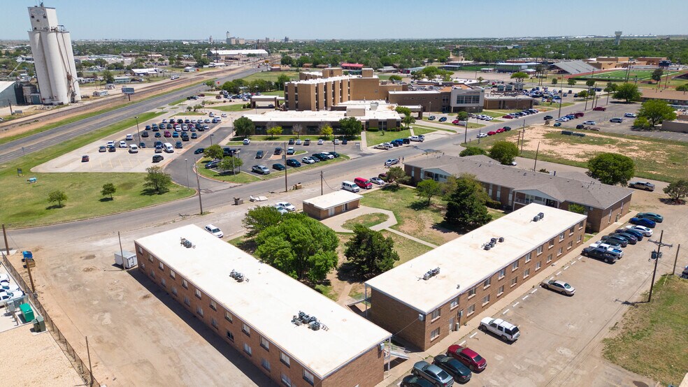 More Photos Of 2500 W 26th St, Plainview Apartments For Sale