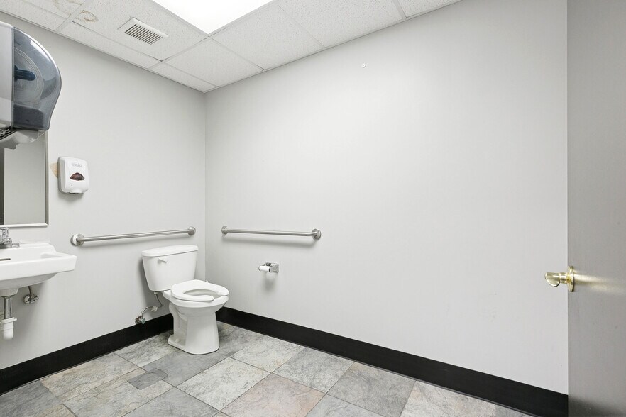 More Photos Of 1841 Enterprise Dr, Harvey Service For Lease