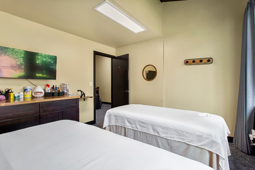 More Photos Of 15390 SW 116th Ave, Portland Medical For Sale