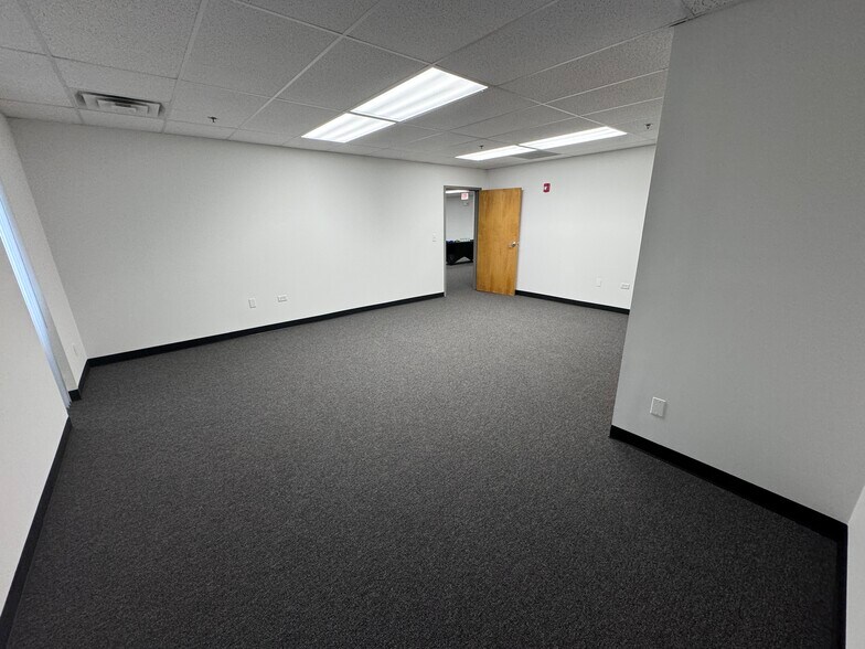 More Photos Of 1700 Landmark Rd, Aurora Warehouse For Lease