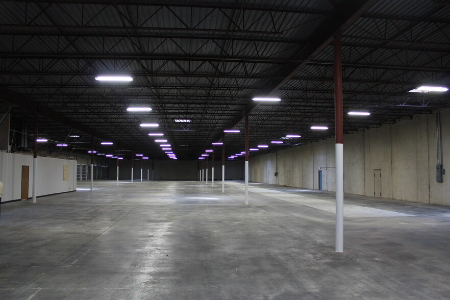 More Photos Of 1925-1939 N Great Southwest Pky, Grand Prairie Distribution For Lease