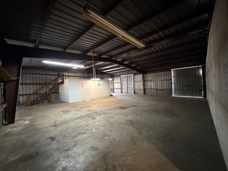 More Photos Of 11050 70th Ave, Seminole Warehouse For Lease
