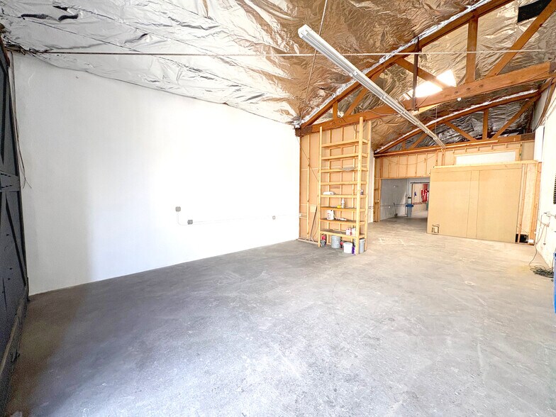 More Photos Of 2315-2319 E 8th St, Los Angeles Warehouse For Lease