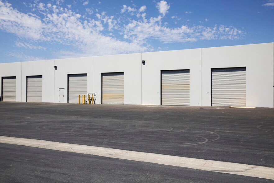 More Photos Of 701 Del Norte Blvd, Oxnard Distribution For Lease
