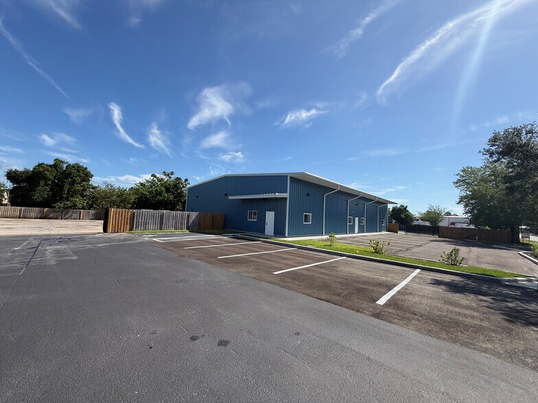 More Photos Of 6940 Sonny Dale Dr, West Melbourne Warehouse For Lease