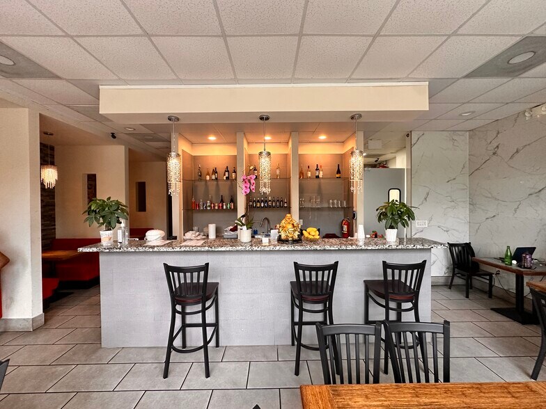 More Photos Of River Oaks Restaurant / Cafe, Houston Restaurant For Lease