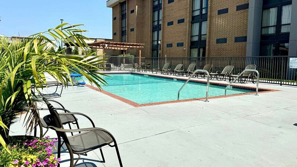 More Photos Of 12220 Dorsett Rd, Maryland Heights Hotel For Sale