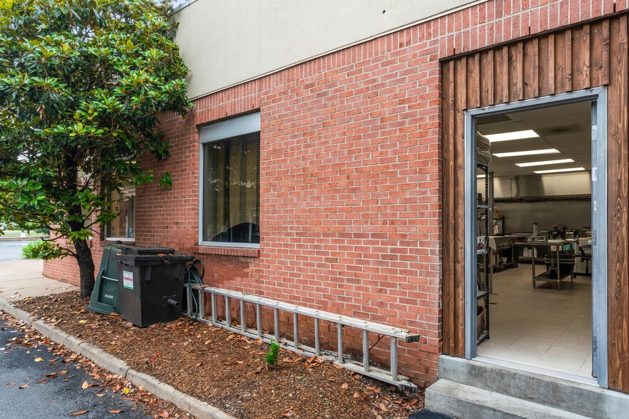 More Photos Of 322-323 W Lee Hwy, Warrenton Freestanding For Lease