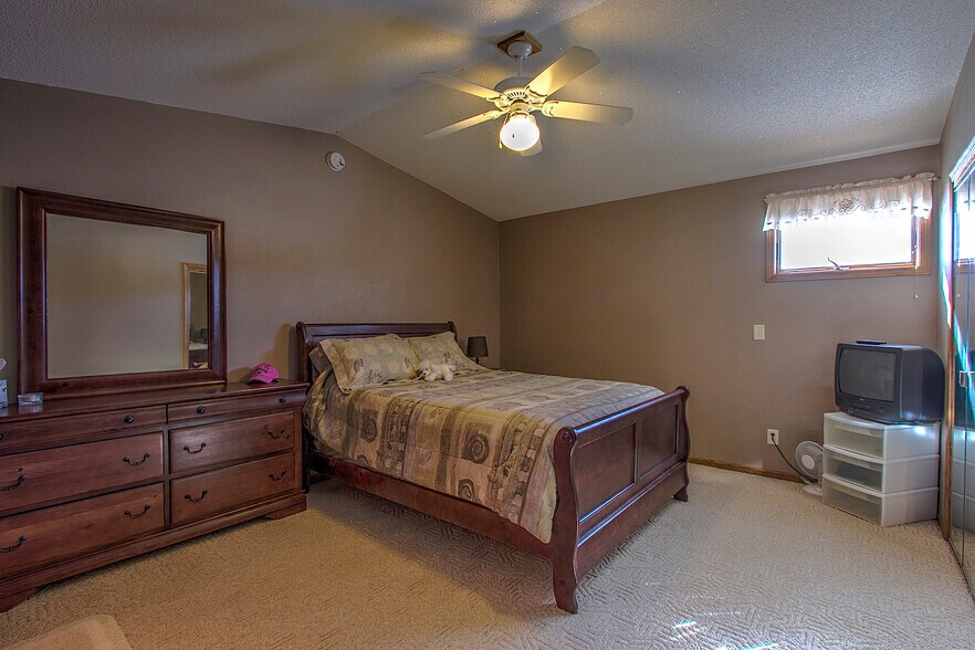 More Photos Of 31886 County Road 3, Eagle Bend Showroom For Sale