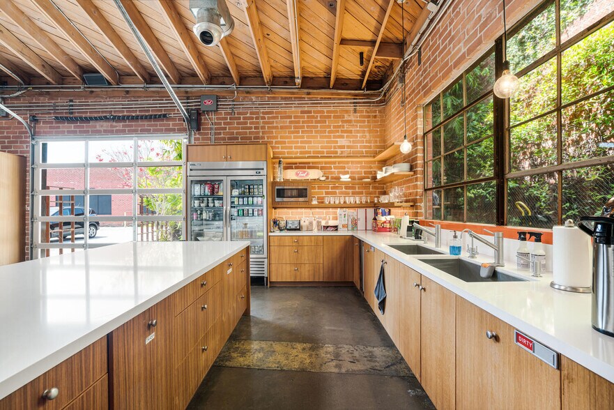 More Photos Of 2210 Broadway, Santa Monica Loft Creative Space For Lease