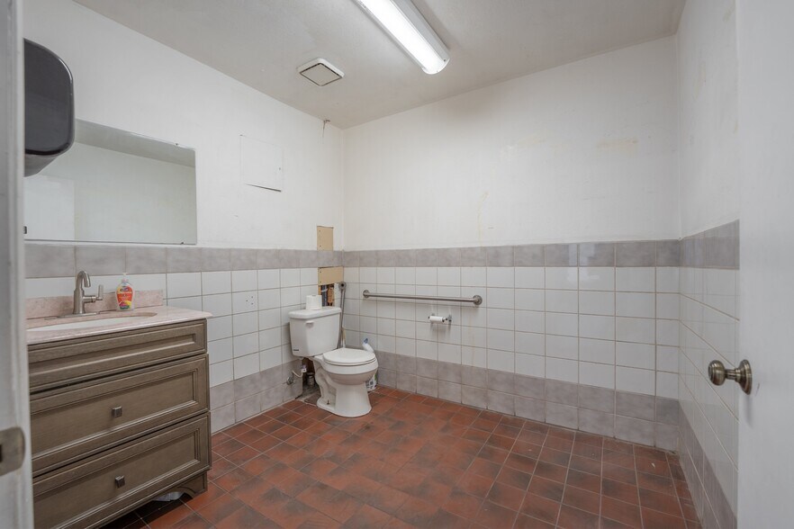 More Photos Of 39360 3rd St E, Palmdale Warehouse For Lease