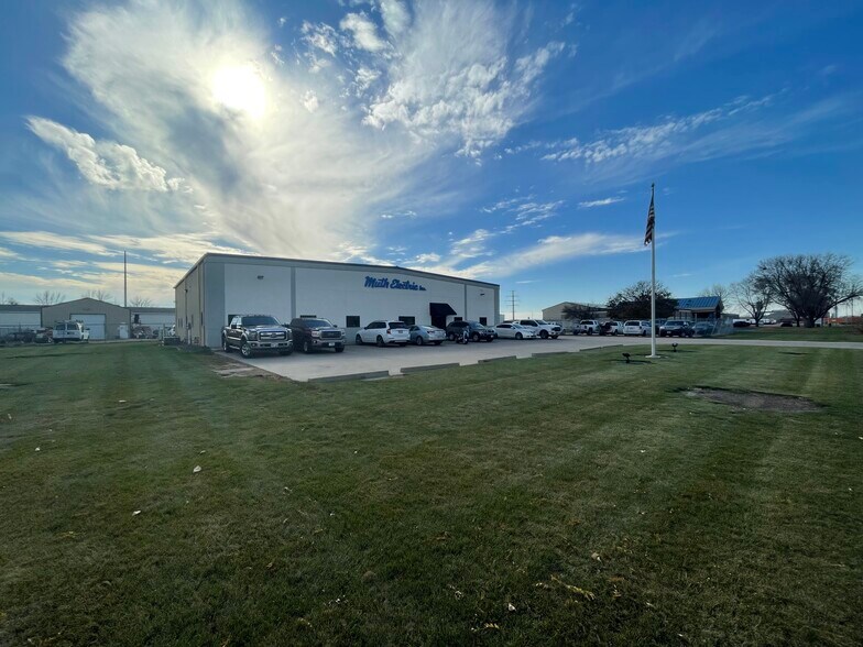 More Photos Of 701 E 48th St N, Sioux Falls Service For Sale