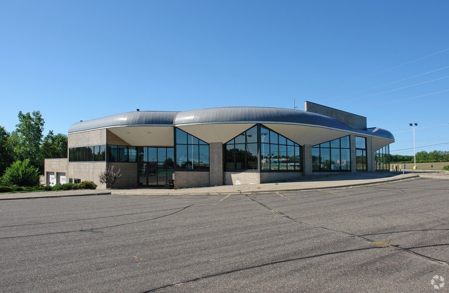 More Photos Of 3901 N Vinewood Ln, Plymouth Auto Dealership For Sale