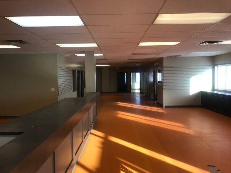 More Photos Of 18 Burnt Valley Ave, Red Deer Industrial For Sale