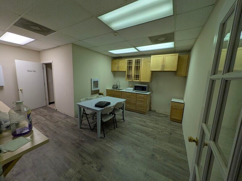 More Photos Of 3728 Byrnes Dr, Saint Stephen Showroom For Sale