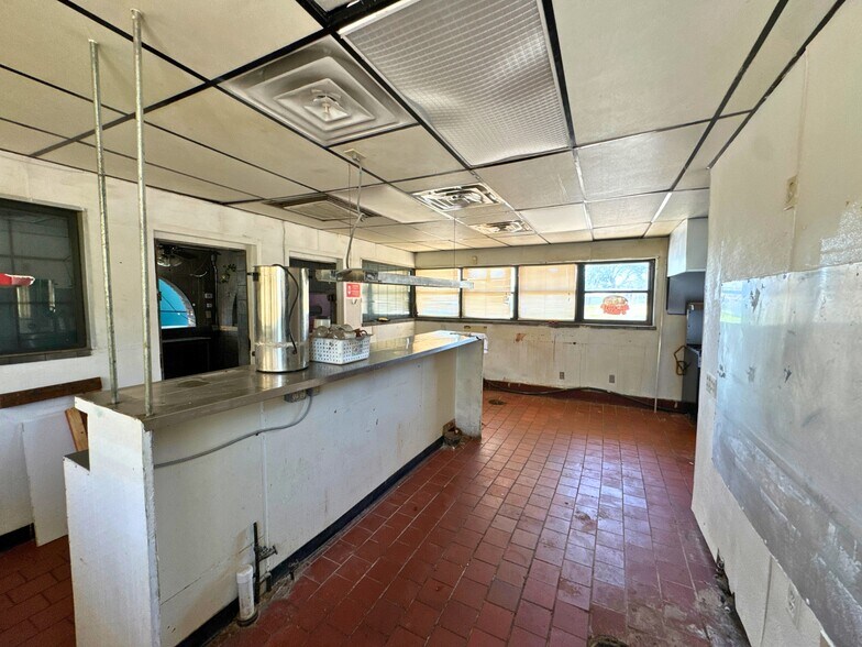 More Photos Of 520 W Broadway, Seminole Flex For Sale