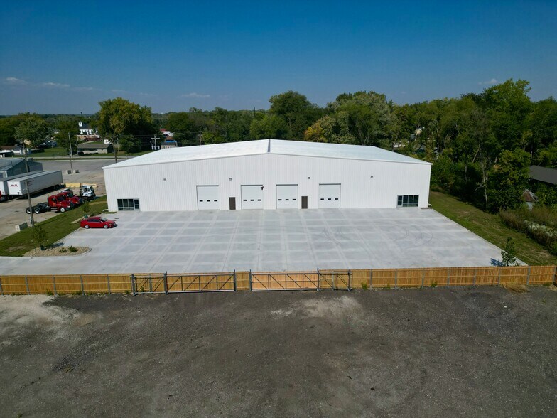 More Photos Of 4475 NE 3rd St, Des Moines Flex For Lease