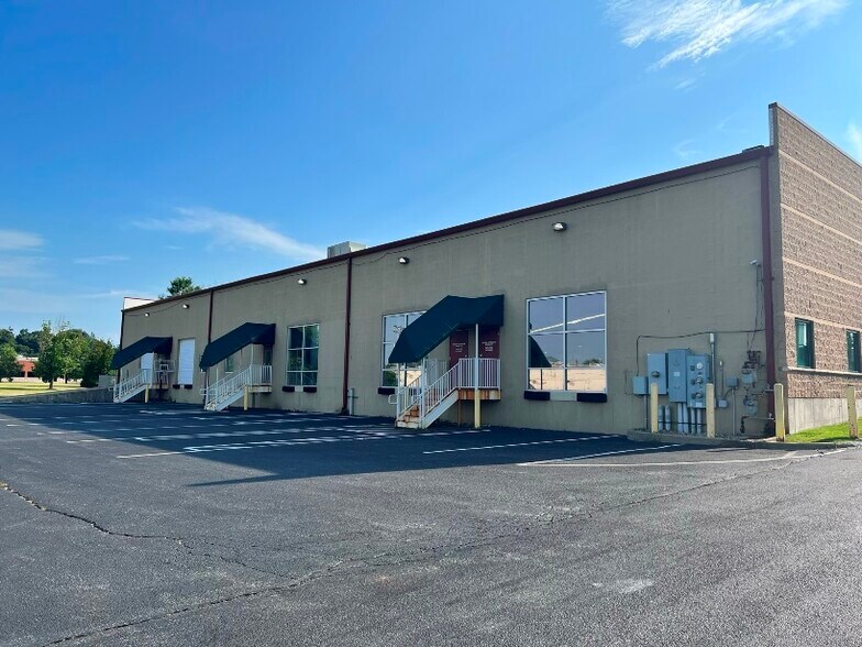 More Photos Of 612-616 Trade Center Blvd, Chesterfield Flex For Sale