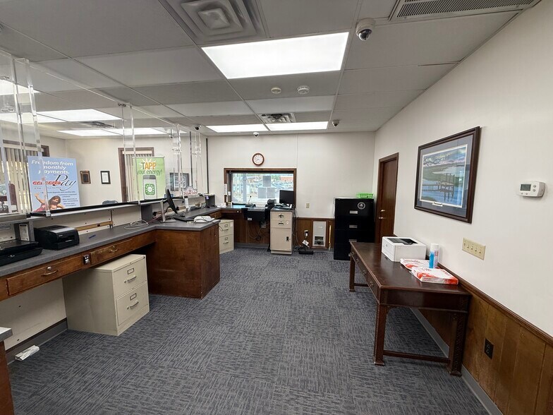 More Photos Of 202 Broad st, Hemingway Office For Sale